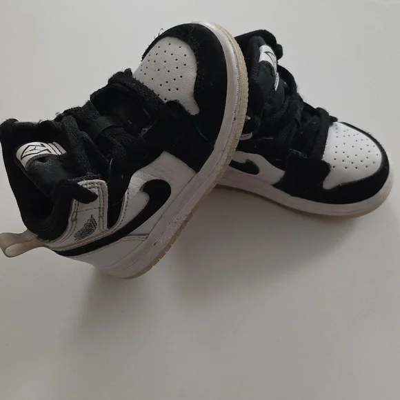 Jordan 1 Mid SE Toddler Black and White Sneakers - Picture 2 of 7